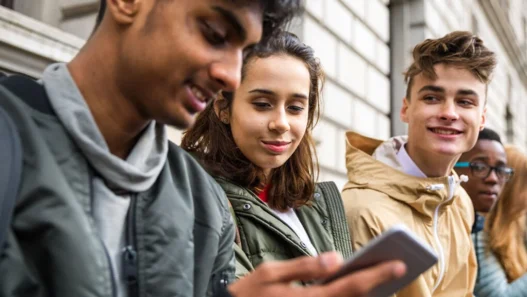 Płatności odroczone przestają być w Polsce luksusem czy nowinką technologiczną – stają się realnym oczekiwaniem, szczególnie wśród najmłodszych konsumentów. Najnowszy raport Comfino ujawnia, że niemal co trzeci Polak w wieku do 25 lat porzucił koszyk zakupowy w ostatnim półroczu wyłącznie dlatego, że sklep nie oferował opcji kup teraz, zapłać później