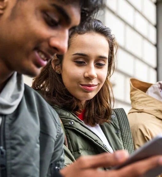 Płatności odroczone przestają być w Polsce luksusem czy nowinką technologiczną – stają się realnym oczekiwaniem, szczególnie wśród najmłodszych konsumentów. Najnowszy raport Comfino ujawnia, że niemal co trzeci Polak w wieku do 25 lat porzucił koszyk zakupowy w ostatnim półroczu wyłącznie dlatego, że sklep nie oferował opcji kup teraz, zapłać później