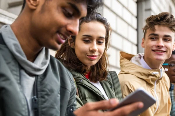 Płatności odroczone przestają być w Polsce luksusem czy nowinką technologiczną – stają się realnym oczekiwaniem, szczególnie wśród najmłodszych konsumentów. Najnowszy raport Comfino ujawnia, że niemal co trzeci Polak w wieku do 25 lat porzucił koszyk zakupowy w ostatnim półroczu wyłącznie dlatego, że sklep nie oferował opcji kup teraz, zapłać później