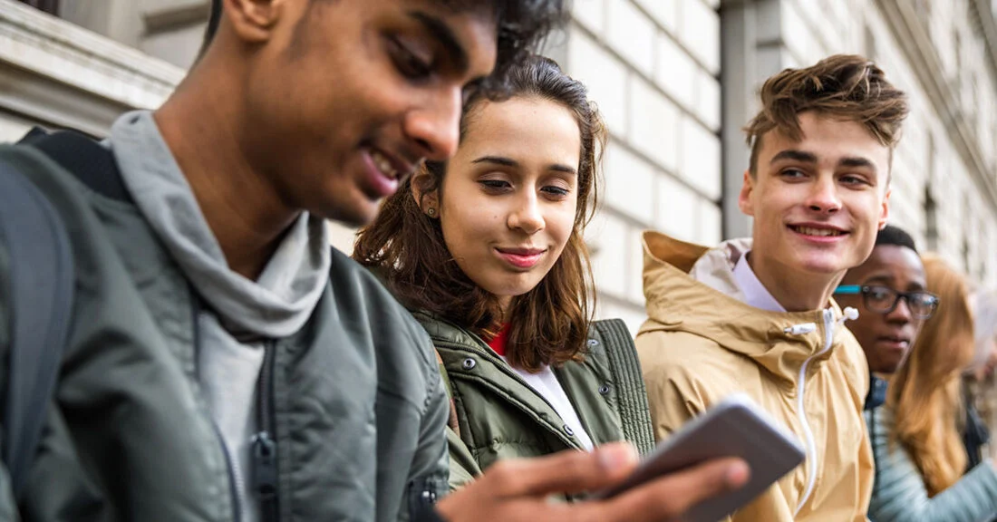 Płatności odroczone przestają być w Polsce luksusem czy nowinką technologiczną – stają się realnym oczekiwaniem, szczególnie wśród najmłodszych konsumentów. Najnowszy raport Comfino ujawnia, że niemal co trzeci Polak w wieku do 25 lat porzucił koszyk zakupowy w ostatnim półroczu wyłącznie dlatego, że sklep nie oferował opcji kup teraz, zapłać później