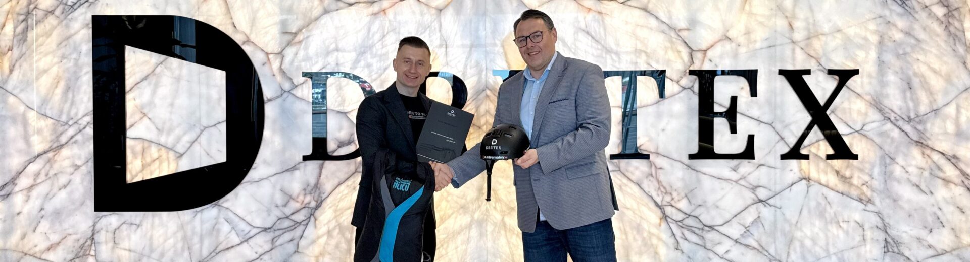 Jeden z największych producentów okien i drzwi w Europie ogłosił 28–29 kwietnia 2026 roku partnerstwo z Adrianem Barteckim. Tym razem Drutex sięga po coś innego – po emocje, autentyczność i viralowy potencjał ekstremalnych sportów akcji.