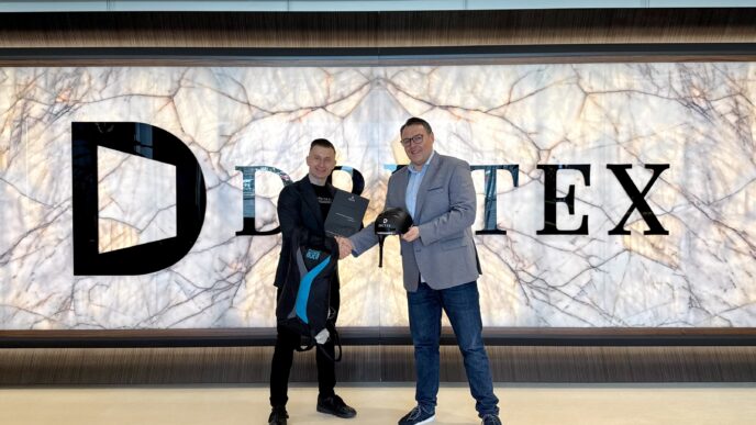 Jeden z największych producentów okien i drzwi w Europie ogłosił 28–29 kwietnia 2026 roku partnerstwo z Adrianem Barteckim. Tym razem Drutex sięga po coś innego – po emocje, autentyczność i viralowy potencjał ekstremalnych sportów akcji.