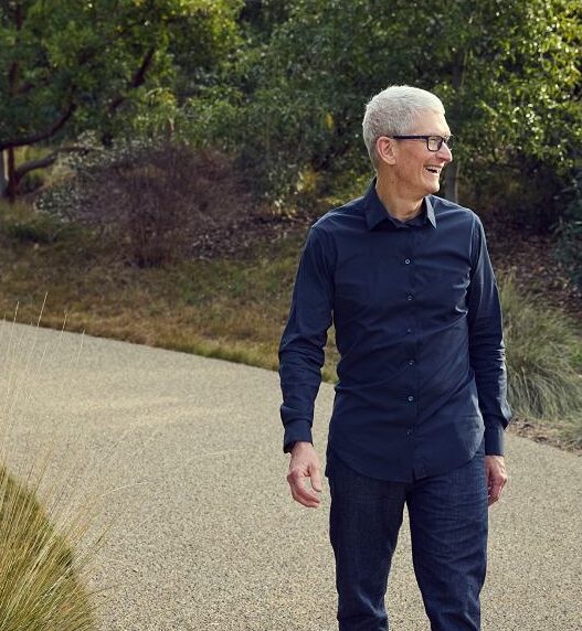 20 kwietnia 2026 roku przeszedł do historii technologicznego świata. Tim Cook, jeden z najbardziej wpływowych liderów korporacyjnych ostatnich dekad, ogłosił rezygnację z funkcji CEO Apple. Kto zostaje jego zastępcą?