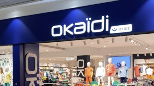 Francuska marka odzieży dziecięcej Okaïdi definitywnie znika z polskiego rynku. To nie tylko koniec jednej marki – to sygnał ostrzegawczy dla całego segmentu średniej półki w europejskim handlu detalicznym.