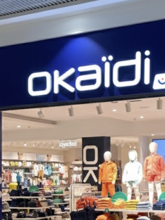 Francuska marka odzieży dziecięcej Okaïdi definitywnie znika z polskiego rynku. To nie tylko koniec jednej marki – to sygnał ostrzegawczy dla całego segmentu średniej półki w europejskim handlu detalicznym.