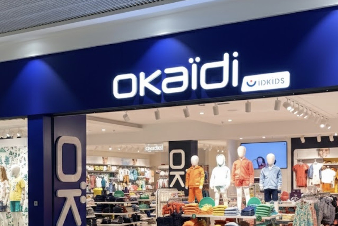 Francuska marka odzieży dziecięcej Okaïdi definitywnie znika z polskiego rynku. To nie tylko koniec jednej marki – to sygnał ostrzegawczy dla całego segmentu średniej półki w europejskim handlu detalicznym.