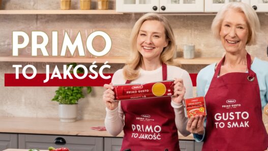 Agencja sayHi.agency po raz dziesiąty z rzędu wygrała przetarg na kompleksową obsługę marki Melissa Primo Gusto, należącej do greckiej spółki Melissa Kikizas S.A. Nowy kontrakt, rozstrzygnięty 8 kwietnia 2026 roku, obejmuje pełen zakres usług 360 stopni — od działań kreatywnych i produkcyjnych po mediowe. Kluczową zmianą strategiczną jest przesunięcie ciężaru komunikacji na TikToka jako głównego kanału budowania zasięgu i wpływu na decyzje zakupowe polskich konsumentów.