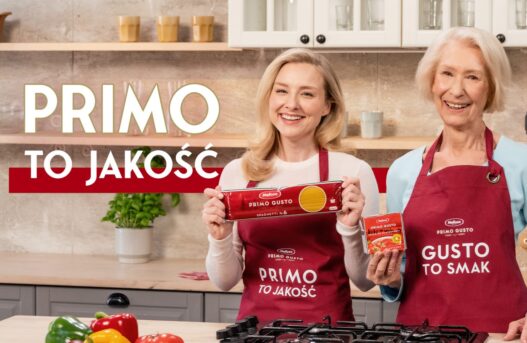 Agencja sayHi.agency po raz dziesiąty z rzędu wygrała przetarg na kompleksową obsługę marki Melissa Primo Gusto, należącej do greckiej spółki Melissa Kikizas S.A. Nowy kontrakt, rozstrzygnięty 8 kwietnia 2026 roku, obejmuje pełen zakres usług 360 stopni — od działań kreatywnych i produkcyjnych po mediowe. Kluczową zmianą strategiczną jest przesunięcie ciężaru komunikacji na TikToka jako głównego kanału budowania zasięgu i wpływu na decyzje zakupowe polskich konsumentów.