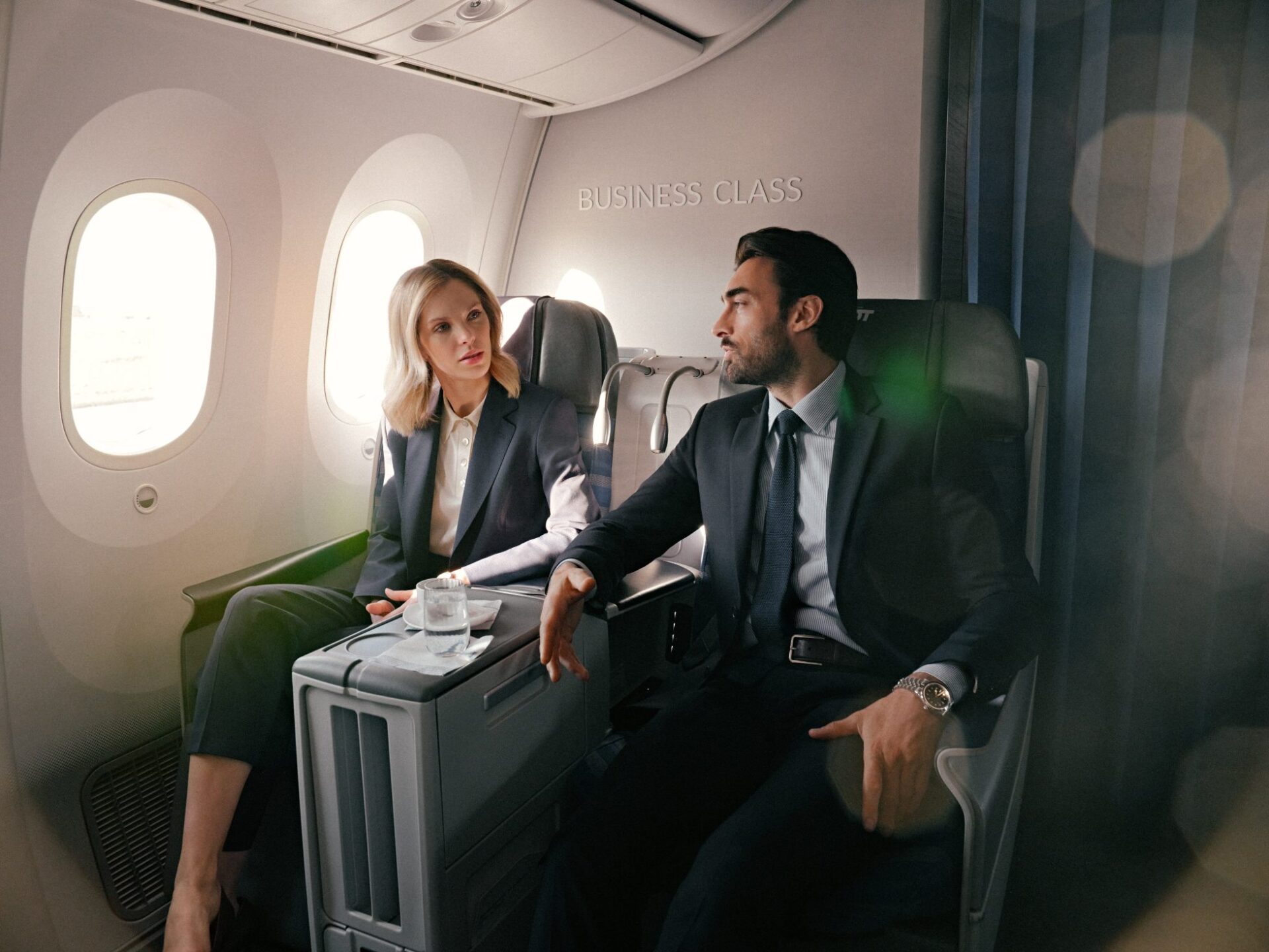 Polskie Linie Lotnicze LOT i marka Vistula właśnie zredefiniowały pojęcie stylu w podróży. W kwietniu 2026 roku obie ikoniczne polskie marki zaprezentowały wspólną kolekcję kapsułową Vistula x LOT: Elegancja w podróży. To manifest nowego podejścia do tego, jak i w czym Polacy powinni podróżować.