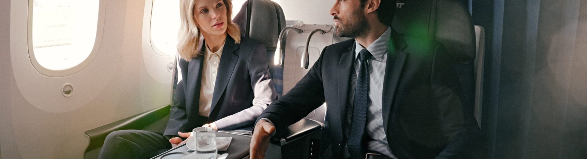 Polskie Linie Lotnicze LOT i marka Vistula właśnie zredefiniowały pojęcie stylu w podróży. W kwietniu 2026 roku obie ikoniczne polskie marki zaprezentowały wspólną kolekcję kapsułową Vistula x LOT: Elegancja w podróży. To manifest nowego podejścia do tego, jak i w czym Polacy powinni podróżować.