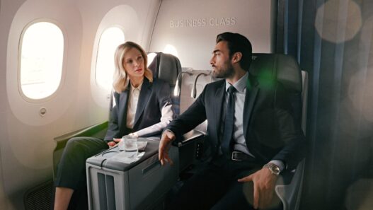 Polskie Linie Lotnicze LOT i marka Vistula właśnie zredefiniowały pojęcie stylu w podróży. W kwietniu 2026 roku obie ikoniczne polskie marki zaprezentowały wspólną kolekcję kapsułową Vistula x LOT: Elegancja w podróży. To manifest nowego podejścia do tego, jak i w czym Polacy powinni podróżować.