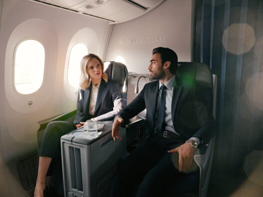 Polskie Linie Lotnicze LOT i marka Vistula właśnie zredefiniowały pojęcie stylu w podróży. W kwietniu 2026 roku obie ikoniczne polskie marki zaprezentowały wspólną kolekcję kapsułową Vistula x LOT: Elegancja w podróży. To manifest nowego podejścia do tego, jak i w czym Polacy powinni podróżować.