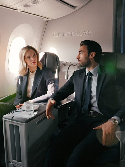 Polskie Linie Lotnicze LOT i marka Vistula właśnie zredefiniowały pojęcie stylu w podróży. W kwietniu 2026 roku obie ikoniczne polskie marki zaprezentowały wspólną kolekcję kapsułową Vistula x LOT: Elegancja w podróży. To manifest nowego podejścia do tego, jak i w czym Polacy powinni podróżować.