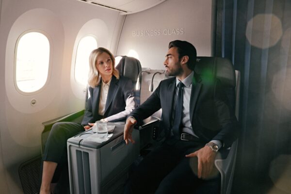 Polskie Linie Lotnicze LOT i marka Vistula właśnie zredefiniowały pojęcie stylu w podróży. W kwietniu 2026 roku obie ikoniczne polskie marki zaprezentowały wspólną kolekcję kapsułową Vistula x LOT: Elegancja w podróży. To manifest nowego podejścia do tego, jak i w czym Polacy powinni podróżować.