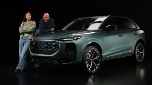 Kampania Audi of America zatytułowana „A Life of Yes", promująca całkowicie nowe Audi Q3 rocznik 2026, łączy w sobie klasyczny ciężar hollywoodzkiej narracji z nowoczesnym castingiem i precyzyjnym produktowym przekazem. To jeden z najbardziej dyskutowanych launchy motoryzacyjnych tego roku – i nie bez powodu.