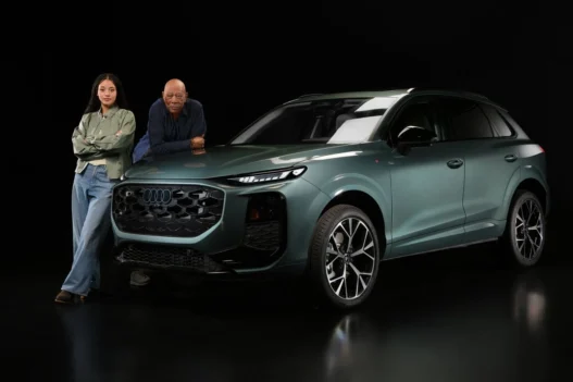 Kampania Audi of America zatytułowana „A Life of Yes", promująca całkowicie nowe Audi Q3 rocznik 2026, łączy w sobie klasyczny ciężar hollywoodzkiej narracji z nowoczesnym castingiem i precyzyjnym produktowym przekazem. To jeden z najbardziej dyskutowanych launchy motoryzacyjnych tego roku – i nie bez powodu.