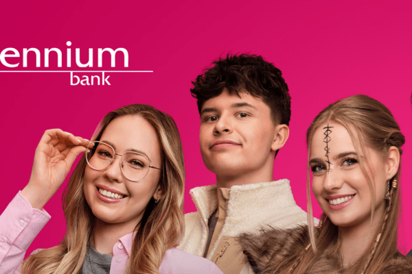 Bank Millennium wychodzi poza schemat reklamy bankowej. Kampania „Być i mieć" to autentyczny dialog z pokoleniem 20–35 lat – mikroinfluencerzy, storytelling i sprytne zarządzanie finansami.