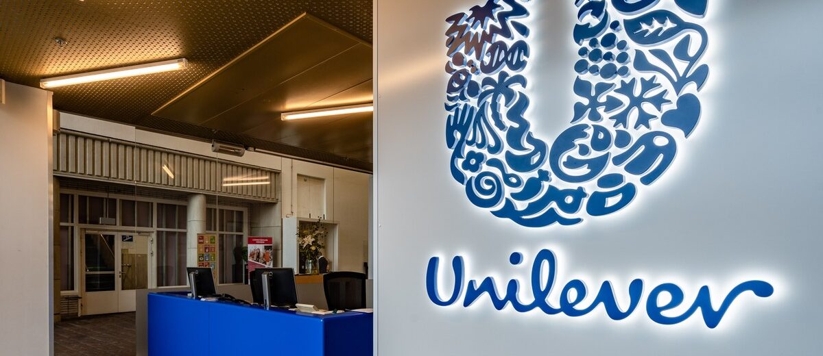 Unilever podjął decyzję, której nikt się nie spodziewał: zrezygnował z tradycyjnych agencji reklamowych i postawił na zupełnie inny model marketingu. Efekty przerosły oczekiwania. Sprawdź, co się naprawdę wydarzyło.