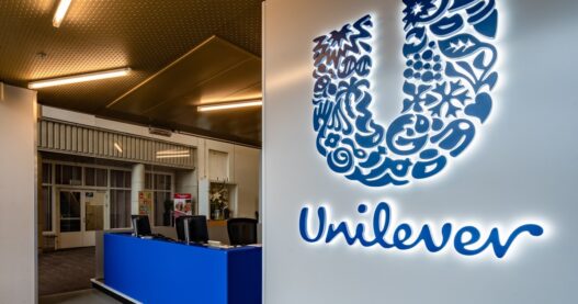 Unilever podjął decyzję, której nikt się nie spodziewał: zrezygnował z tradycyjnych agencji reklamowych i postawił na zupełnie inny model marketingu. Efekty przerosły oczekiwania. Sprawdź, co się naprawdę wydarzyło.