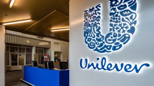 Unilever podjął decyzję, której nikt się nie spodziewał: zrezygnował z tradycyjnych agencji reklamowych i postawił na zupełnie inny model marketingu. Efekty przerosły oczekiwania. Sprawdź, co się naprawdę wydarzyło.