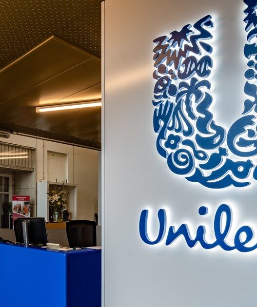 Unilever podjął decyzję, której nikt się nie spodziewał: zrezygnował z tradycyjnych agencji reklamowych i postawił na zupełnie inny model marketingu. Efekty przerosły oczekiwania. Sprawdź, co się naprawdę wydarzyło.