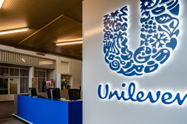 Unilever podjął decyzję, której nikt się nie spodziewał: zrezygnował z tradycyjnych agencji reklamowych i postawił na zupełnie inny model marketingu. Efekty przerosły oczekiwania. Sprawdź, co się naprawdę wydarzyło.