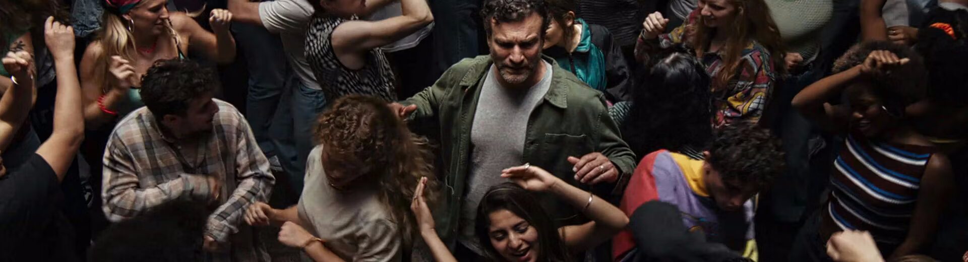 Rok 2025 przyniósł brytyjskiej reklamie telewizyjnej wyjątkowe zestawienie emocji, prowokacji i strategicznej precyzji. Oto pięć kampanii, które zdominowały branżowe rankingi, rozdania nagród i społeczne dyskusje w 2025 roku.