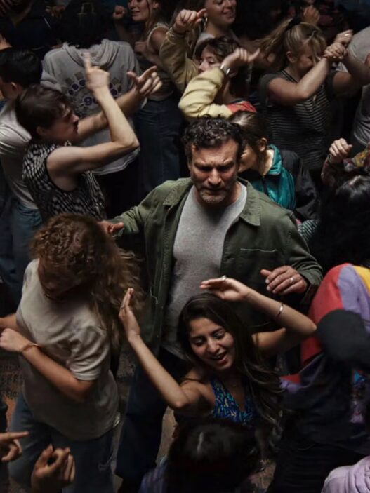 Rok 2025 przyniósł brytyjskiej reklamie telewizyjnej wyjątkowe zestawienie emocji, prowokacji i strategicznej precyzji. Oto pięć kampanii, które zdominowały branżowe rankingi, rozdania nagród i społeczne dyskusje w 2025 roku.