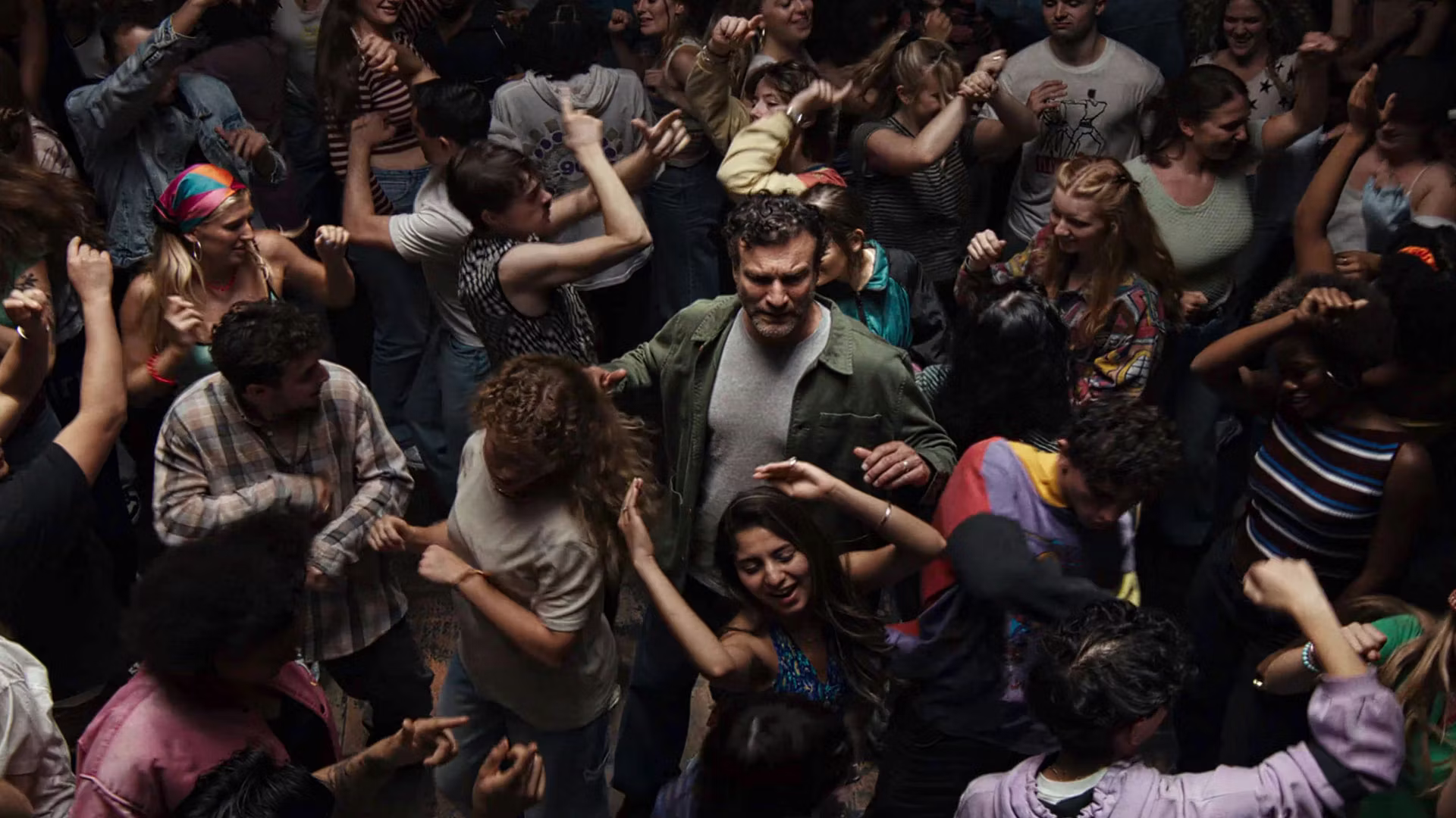 Rok 2025 przyniósł brytyjskiej reklamie telewizyjnej wyjątkowe zestawienie emocji, prowokacji i strategicznej precyzji. Oto pięć kampanii, które zdominowały branżowe rankingi, rozdania nagród i społeczne dyskusje w 2025 roku.