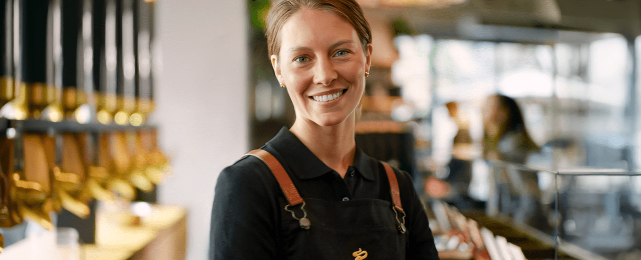Marka, która od dekad łączy świat kawy z zaskakującą ofertą non-food, wchodzi na nowy poziom komunikacji. Tchibo Smile – To nie jest kolejny spot reklamowy. To redefinicja tego, czym Tchibo chce być dla swoich klientów.