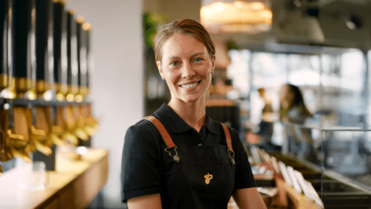 Marka, która od dekad łączy świat kawy z zaskakującą ofertą non-food, wchodzi na nowy poziom komunikacji. Tchibo Smile – To nie jest kolejny spot reklamowy. To redefinicja tego, czym Tchibo chce być dla swoich klientów.