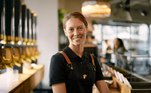 Marka, która od dekad łączy świat kawy z zaskakującą ofertą non-food, wchodzi na nowy poziom komunikacji. Tchibo Smile – To nie jest kolejny spot reklamowy. To redefinicja tego, czym Tchibo chce być dla swoich klientów.