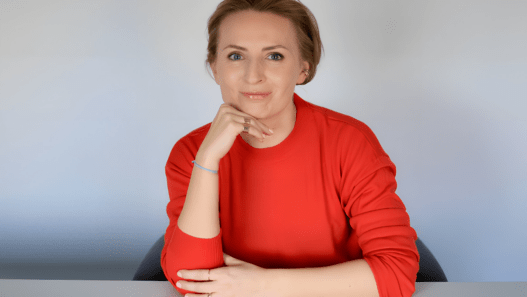 Z końcem kwietnia 2026 roku IQ Marketing — jedna z najstarszych polskich agencji reklamowych — przeszła przez kompleksową przemianę. Nowa prezeska zarządu odświeżona identyfikacja wizualna, uproszczona nazwa i oficjalne dołączenie do Stowarzyszenia Agencji Reklamowych (SAR). To rzadki przypadek, gdy zmiana struktury zarządu, rebrandingu i rozszerzenia sieci partnerskiej wydarza się jednocześnie — i nie jest przypadkowa.