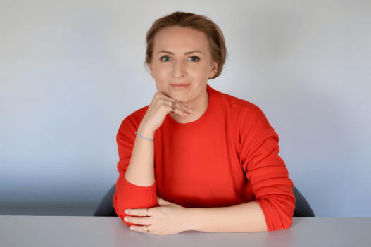 Z końcem kwietnia 2026 roku IQ Marketing — jedna z najstarszych polskich agencji reklamowych — przeszła przez kompleksową przemianę. Nowa prezeska zarządu odświeżona identyfikacja wizualna, uproszczona nazwa i oficjalne dołączenie do Stowarzyszenia Agencji Reklamowych (SAR). To rzadki przypadek, gdy zmiana struktury zarządu, rebrandingu i rozszerzenia sieci partnerskiej wydarza się jednocześnie — i nie jest przypadkowa.