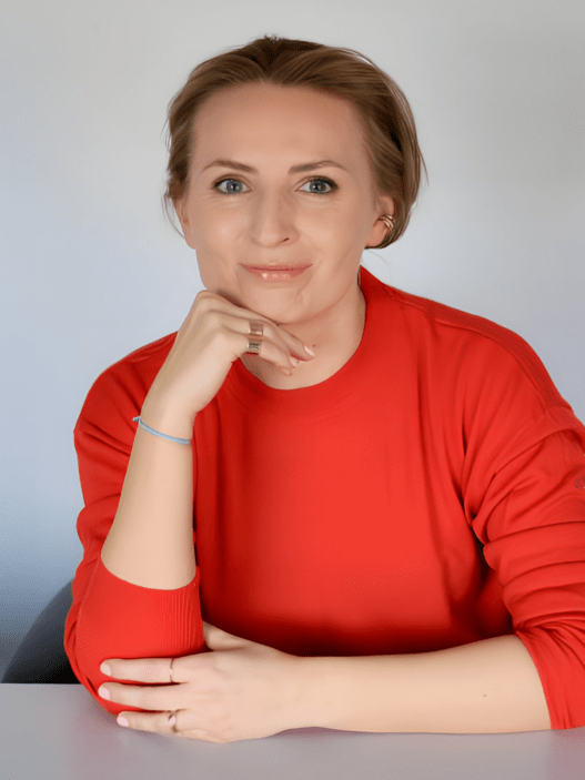 Z końcem kwietnia 2026 roku IQ Marketing — jedna z najstarszych polskich agencji reklamowych — przeszła przez kompleksową przemianę. Nowa prezeska zarządu odświeżona identyfikacja wizualna, uproszczona nazwa i oficjalne dołączenie do Stowarzyszenia Agencji Reklamowych (SAR). To rzadki przypadek, gdy zmiana struktury zarządu, rebrandingu i rozszerzenia sieci partnerskiej wydarza się jednocześnie — i nie jest przypadkowa.
