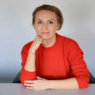 Z końcem kwietnia 2026 roku IQ Marketing — jedna z najstarszych polskich agencji reklamowych — przeszła przez kompleksową przemianę. Nowa prezeska zarządu odświeżona identyfikacja wizualna, uproszczona nazwa i oficjalne dołączenie do Stowarzyszenia Agencji Reklamowych (SAR). To rzadki przypadek, gdy zmiana struktury zarządu, rebrandingu i rozszerzenia sieci partnerskiej wydarza się jednocześnie — i nie jest przypadkowa.