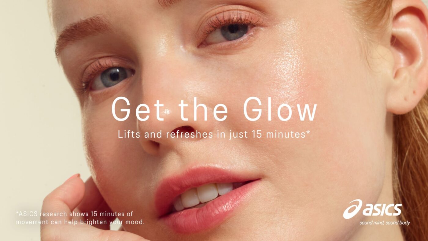 ASICS uruchomił kampanię Get The Glow — pierwszą w historii marki komunikację wkraczającą na terytorium beauty. Bez kremów, bez filtrów, bez wieloetapowych rutyn pielęgnacyjnych. Zamiast tego: twarze sportowców tuż po biegu, spacerze czy meczu tenisowym. To nie eksperyment. To precyzyjnie zaplanowany ruch strategiczny, który może zmienić reguły gry w kilku kategoriach naraz.