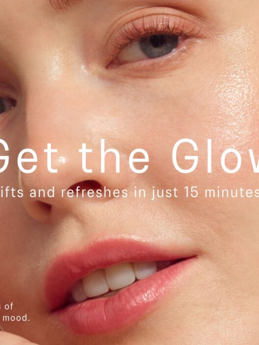 ASICS uruchomił kampanię Get The Glow — pierwszą w historii marki komunikację wkraczającą na terytorium beauty. Bez kremów, bez filtrów, bez wieloetapowych rutyn pielęgnacyjnych. Zamiast tego: twarze sportowców tuż po biegu, spacerze czy meczu tenisowym. To nie eksperyment. To precyzyjnie zaplanowany ruch strategiczny, który może zmienić reguły gry w kilku kategoriach naraz.