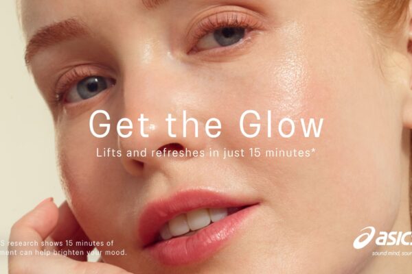 ASICS uruchomił kampanię Get The Glow — pierwszą w historii marki komunikację wkraczającą na terytorium beauty. Bez kremów, bez filtrów, bez wieloetapowych rutyn pielęgnacyjnych. Zamiast tego: twarze sportowców tuż po biegu, spacerze czy meczu tenisowym. To nie eksperyment. To precyzyjnie zaplanowany ruch strategiczny, który może zmienić reguły gry w kilku kategoriach naraz.