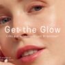 ASICS uruchomił kampanię Get The Glow — pierwszą w historii marki komunikację wkraczającą na terytorium beauty. Bez kremów, bez filtrów, bez wieloetapowych rutyn pielęgnacyjnych. Zamiast tego: twarze sportowców tuż po biegu, spacerze czy meczu tenisowym. To nie eksperyment. To precyzyjnie zaplanowany ruch strategiczny, który może zmienić reguły gry w kilku kategoriach naraz.