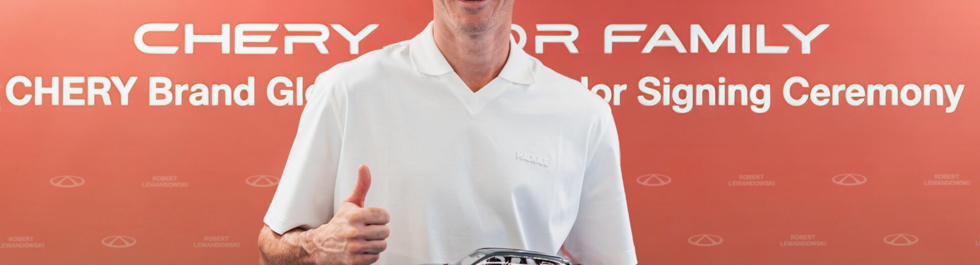 Robert Lewandowski został Globalnym Ambasadorem Marki CHERY, co stanowi fundament nowej strategii ekspansji chińskiego giganta na rynkach zachodnich.