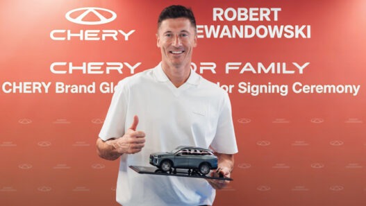 Robert Lewandowski został Globalnym Ambasadorem Marki CHERY, co stanowi fundament nowej strategii ekspansji chińskiego giganta na rynkach zachodnich.