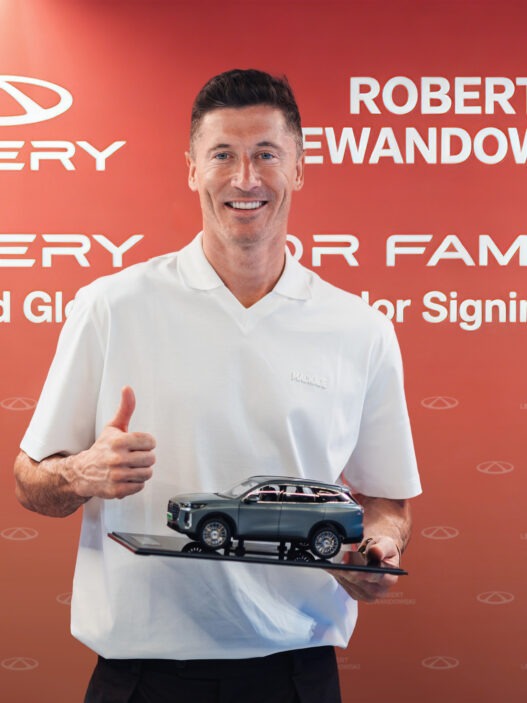 Robert Lewandowski został Globalnym Ambasadorem Marki CHERY, co stanowi fundament nowej strategii ekspansji chińskiego giganta na rynkach zachodnich.