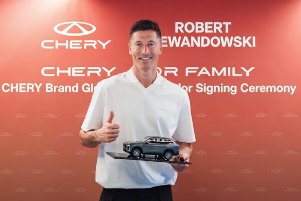Robert Lewandowski został Globalnym Ambasadorem Marki CHERY, co stanowi fundament nowej strategii ekspansji chińskiego giganta na rynkach zachodnich.