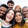 Co napędza zakupowe decyzje Gen Z i dlaczego każda marka musi to rozumieć już dziś? Social media zamiast wyszukiwarki, sklep stacjonarny jako studio contentowe, a lojalność wobec marki uzależniona od autentyczności — nie od budżetu reklamowego.