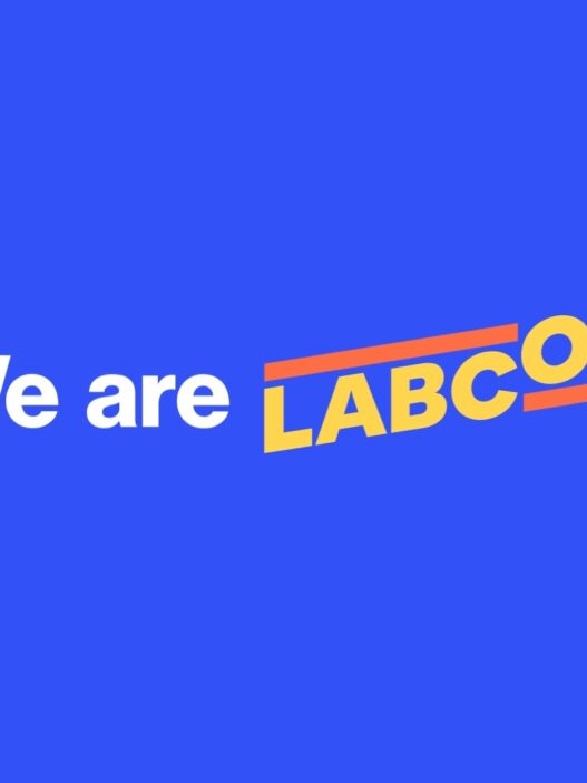 Agencja Labcon, należąca do Group One — największej niezależnej grupy komunikacyjnej w Polsce — wzmocniła swój zespół o specjalistę na styku kreatywności i generatywnej sztucznej inteligencji. To kolejny krok Labconu w strategicznym wzmacnianiu kompetencji hybrydowych w momencie, gdy cały polski rynek reklamowy przechodzi głęboką transformację napędzaną przez generatywną AI.