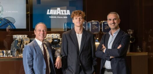 Włoska marka kawowa Lavazza ogłosiła historyczny debiut jako Oficjalna Kawa turnieju Internazionali BNL d'Italia 2026 w Rzymie. To nie jest kolejne logo na banerolach — to konsekwentnie budowany ekosystem obecności marki w świecie tenisowej elity, który obejmuje już cztery kontynenty i ponad 15 milionów zaserwowanych filiżanek kawy.