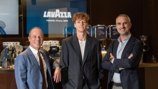 Włoska marka kawowa Lavazza ogłosiła historyczny debiut jako Oficjalna Kawa turnieju Internazionali BNL d'Italia 2026 w Rzymie. To nie jest kolejne logo na banerolach — to konsekwentnie budowany ekosystem obecności marki w świecie tenisowej elity, który obejmuje już cztery kontynenty i ponad 15 milionów zaserwowanych filiżanek kawy.