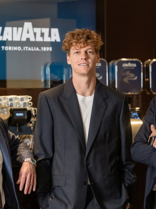 Włoska marka kawowa Lavazza ogłosiła historyczny debiut jako Oficjalna Kawa turnieju Internazionali BNL d'Italia 2026 w Rzymie. To nie jest kolejne logo na banerolach — to konsekwentnie budowany ekosystem obecności marki w świecie tenisowej elity, który obejmuje już cztery kontynenty i ponad 15 milionów zaserwowanych filiżanek kawy.