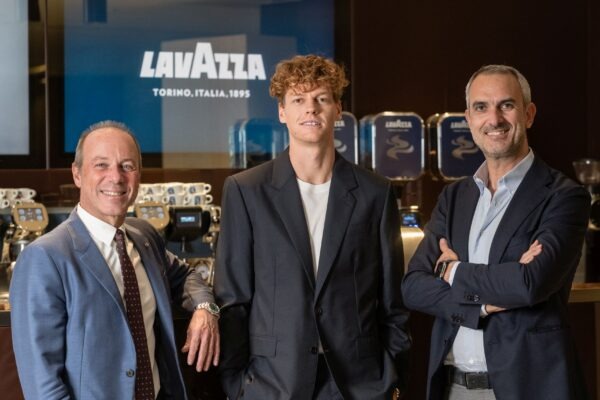 Włoska marka kawowa Lavazza ogłosiła historyczny debiut jako Oficjalna Kawa turnieju Internazionali BNL d'Italia 2026 w Rzymie. To nie jest kolejne logo na banerolach — to konsekwentnie budowany ekosystem obecności marki w świecie tenisowej elity, który obejmuje już cztery kontynenty i ponad 15 milionów zaserwowanych filiżanek kawy.